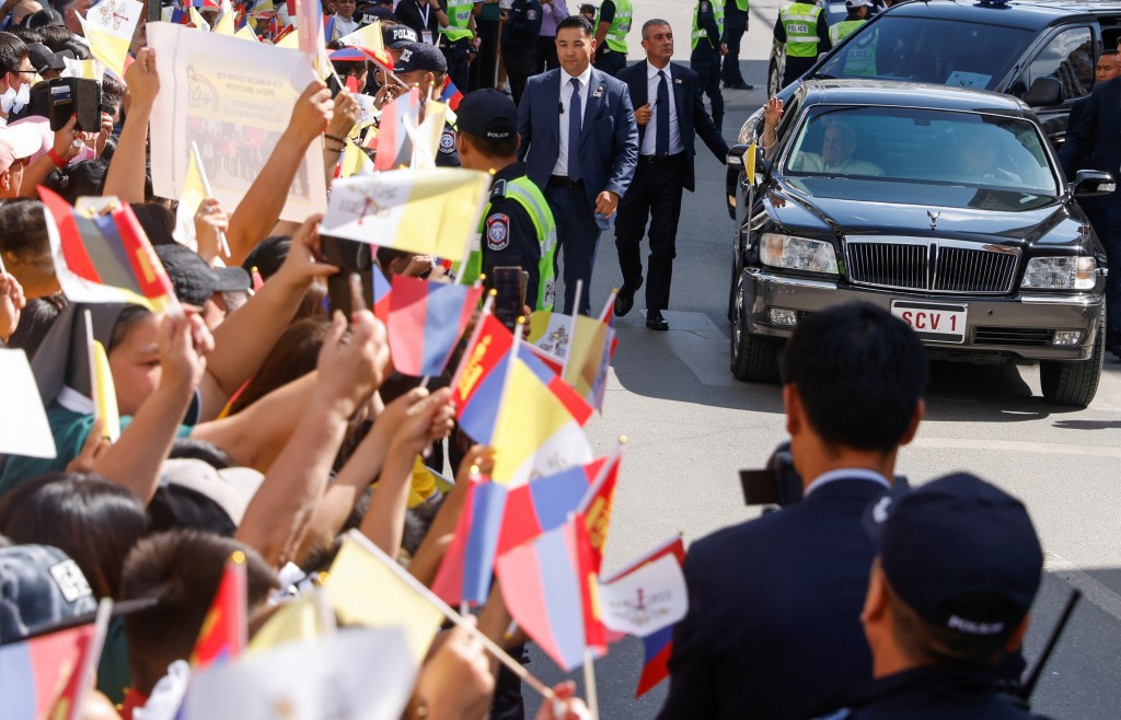 教宗车队经过时，蒙古大批民众夹道欢迎。路透社