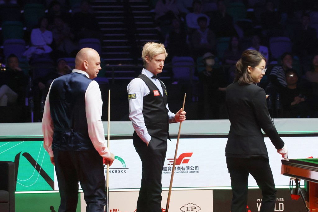 羅拔臣（Neil Robertson）跟冰咸（Stuart Bingham）的「世界格蘭披治桌球大獎賽」決賽，Neil暫以4:0領先。徐嘉華攝