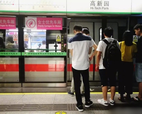 深圳地鐵設立女士優先車廂，但由於缺乏約束，車廂內還是擠滿了男乘客。 網圖