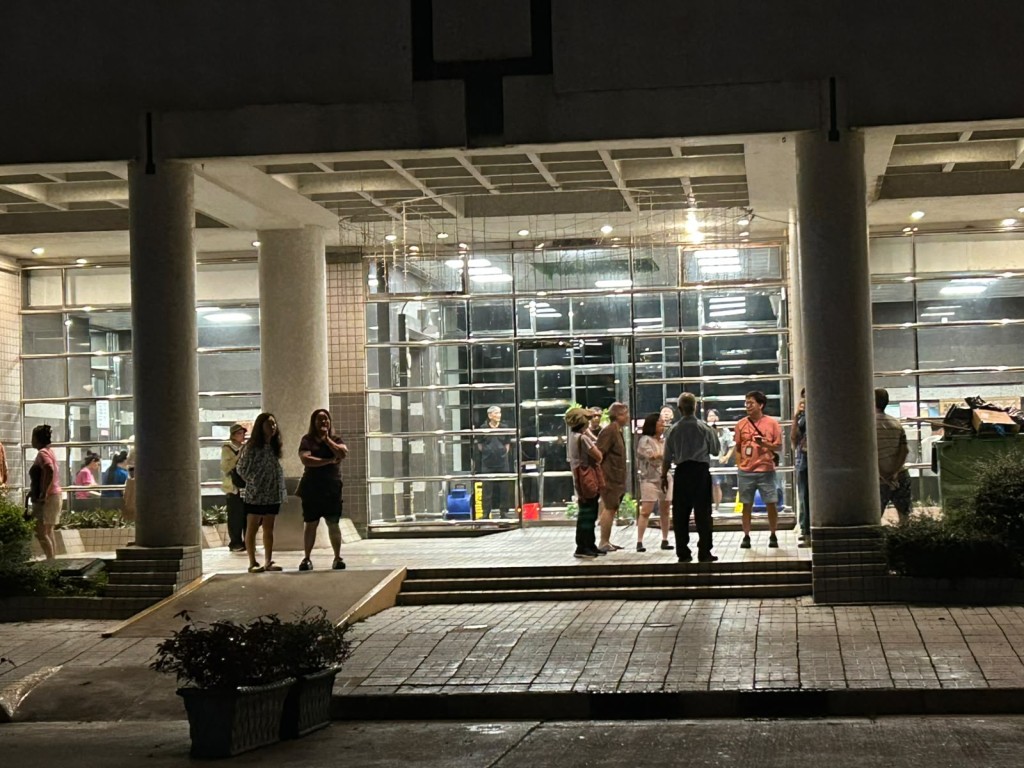 大約220名住戶疏散到安全位置。曾志恒攝