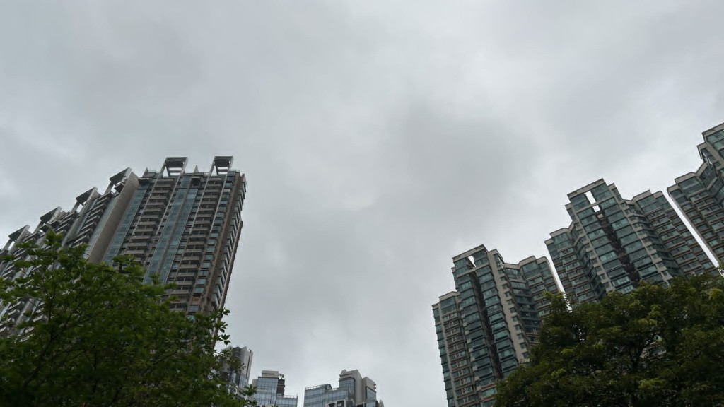 本港地區今日多雲，間中有驟雨。蔡楚輝攝