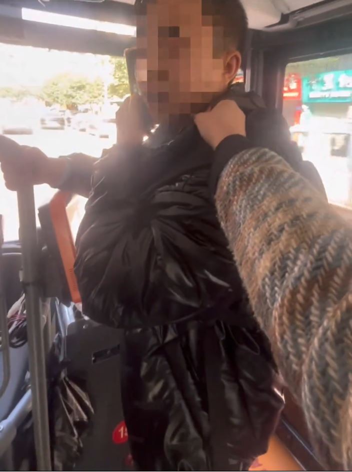 「土豆卷」拍片捉拿在巴士非禮她的賤男。抖音@土豆卷