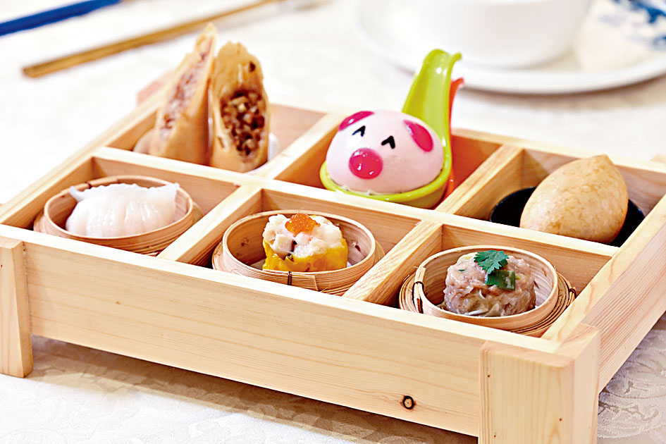 茶市供應的招牌手工點心68薈萃全盒，包括蝦餃、小豬嘜包、燒賣、鹹水角、牛肉燒賣和春卷。