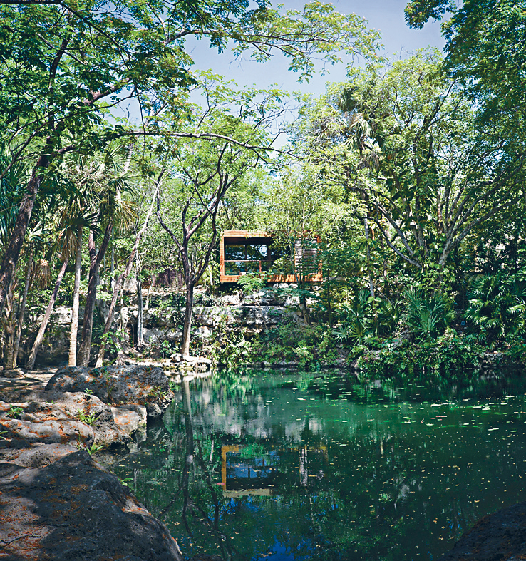圍繞被認為神聖的天然溶井而建造的水療中心，與大自然融為一體。