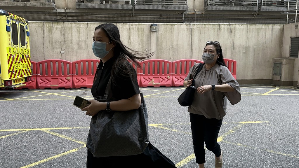 多名亲友赶赴医院。梁国峰摄