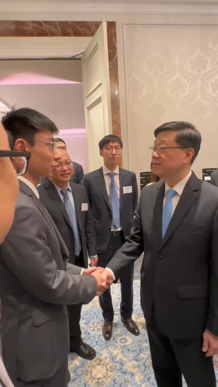 李家超與福建廈門光莆電子股份有限公司董事長助理兼公司數智能源事業部總經理陳奕林握手。 李家超與福建廈門光莆電子股份有限公司董事長助理兼公司數智能源事業部總經理陳奕林握手。