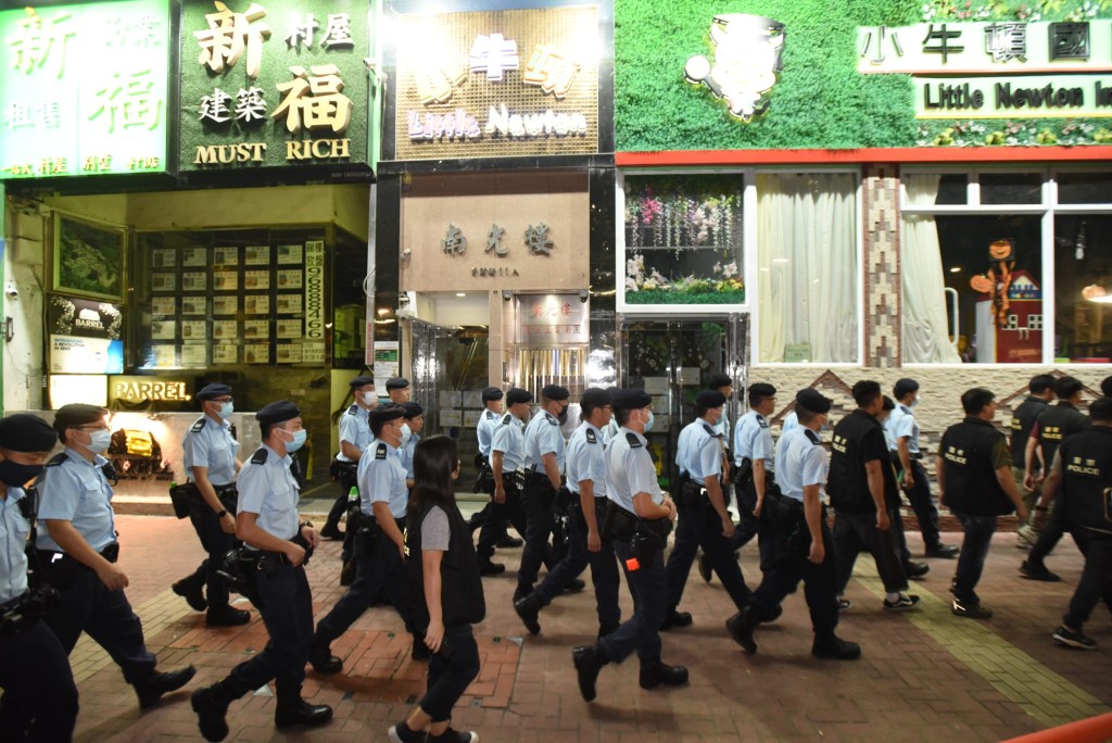 大批警员在屯门区内展开反黑行动。黄文威摄