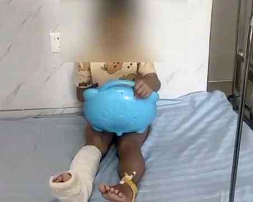 5歲男孩被蚊子叮後狂抓,致皮膚紅腫發紫要入院動手術。