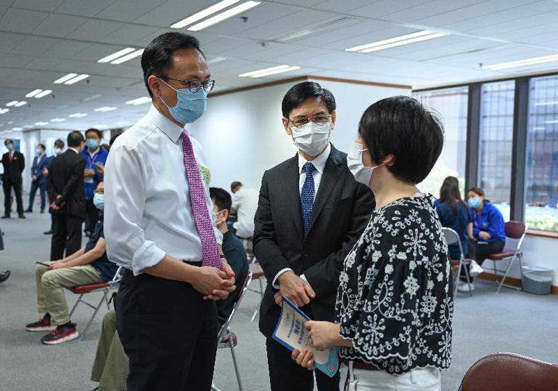 聶德權（左）和鄺正煒（中）與該公司準備接種新冠疫苗的職員。 政府圖片