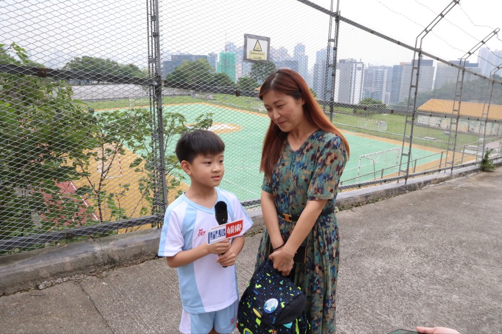 Jayden還表示午膳時幫手派飯。