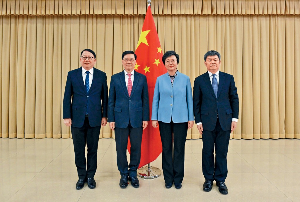 行政長官李家超、國家人力資源和社會保障部部長王曉萍、國家人力資源和社會保障部副部長吳秀章及政務司司長陳國基合照。