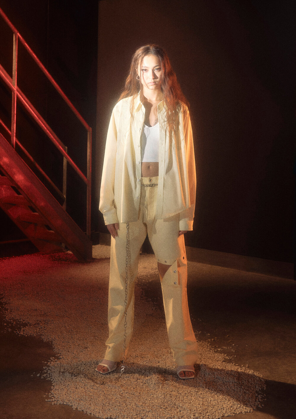 香港时装品牌The World Is Your Oyster，由设计师陈景熙和鄞子欣于2015年创立，以传统及简单利落剪裁结合创新细节，打造个性服装。