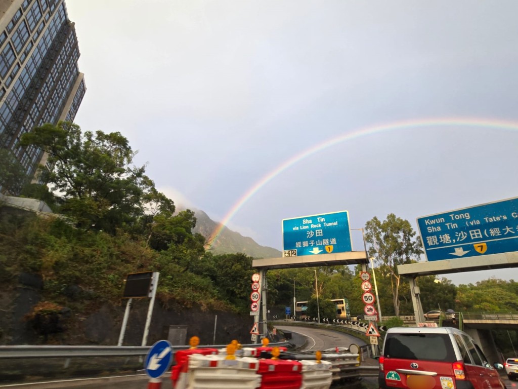 龍翔道及黃大仙上空出現雙彩虹。 龍翔道及黃大仙上空出現雙彩虹。