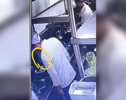 西安一名廚師往鍋中吐口水，涉事餐廳已停業整頓。(網圖)