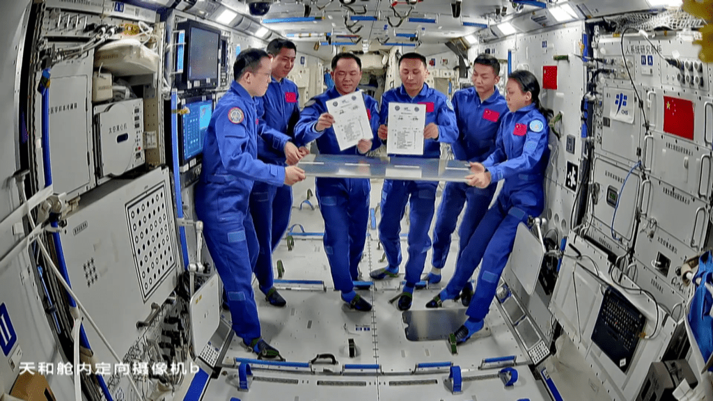 神舟二十三号与神舟二十一号乘组完成在轨道交接。 神舟二十三号与神舟二十一号乘组完成在轨道交接。