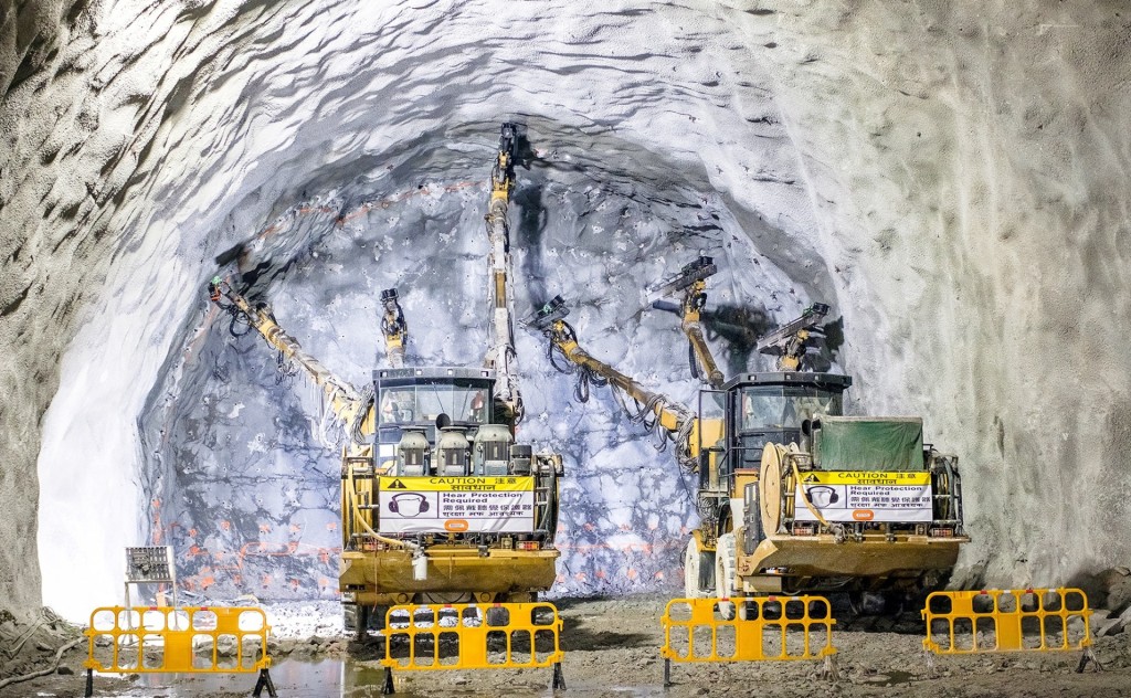 油麻地段採用「鑽挖爆破」施工,進行了約2400次爆破。 路政署提供 油麻地段採用「鑽挖爆破」施工,進行了約2400次爆破。 路政署提供