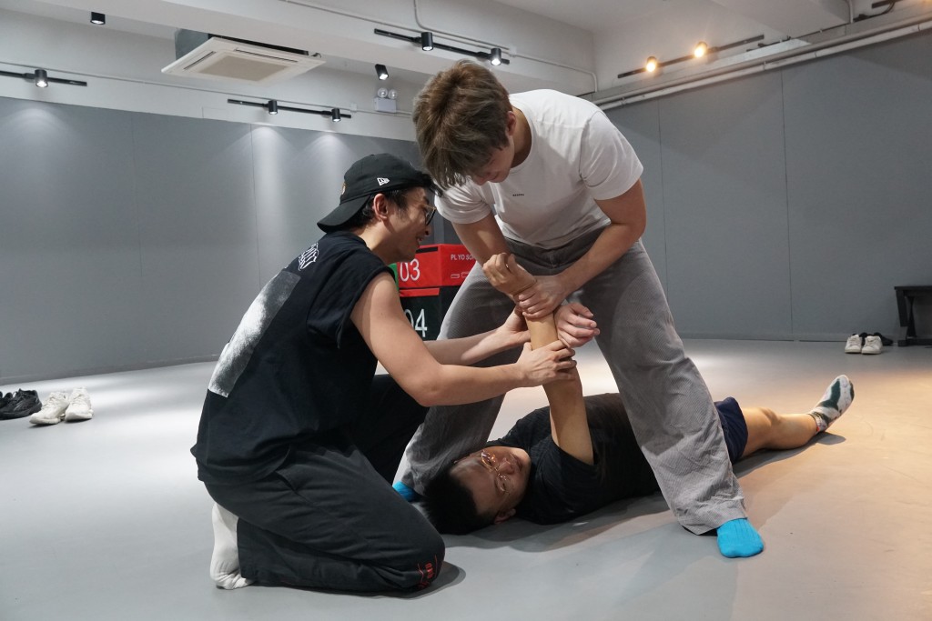 特訓內容涵蓋近身搏擊、拳擊起腳及高難度拋投動作。