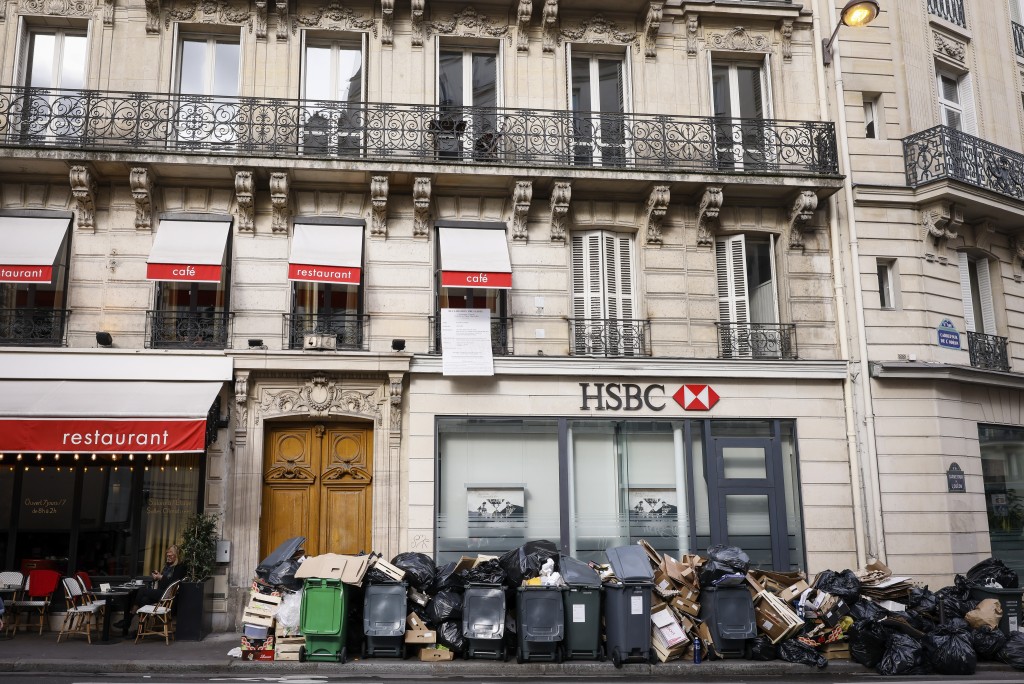 清潔工人加入罷工行列導致巴黎街頭垃圾無人收。美聯社