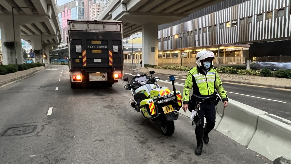 貨車撞到過路老翁,警員在場調查。李家傑攝