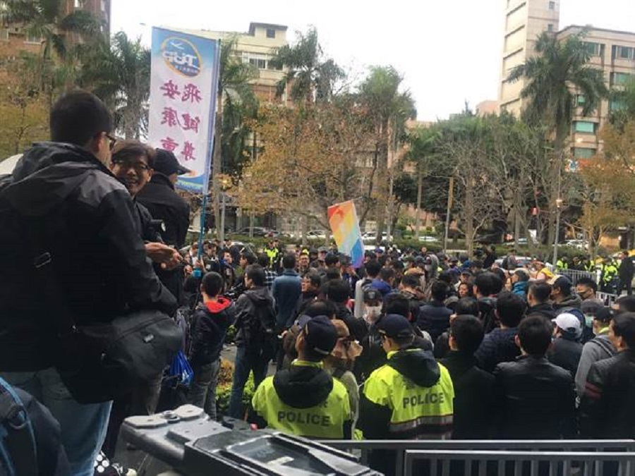 警員分隔雙方集會陣營。網上圖片