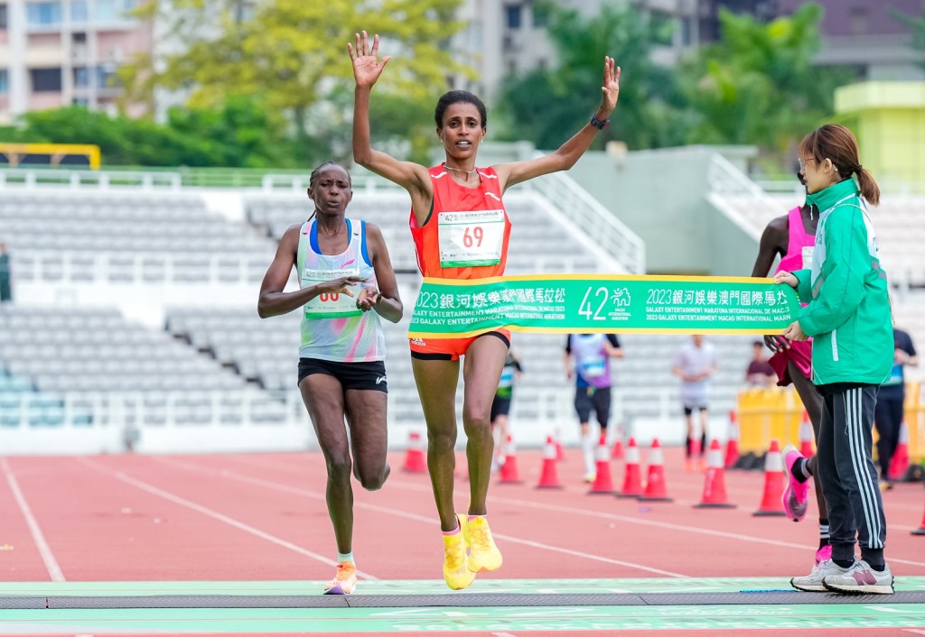 埃塞俄比亞跑手埃塞俄比亞的安比（Zinashwork Yenew Ambi）贏得「2023 銀河 娛樂澳門國際馬拉松」女子組馬拉松冠軍