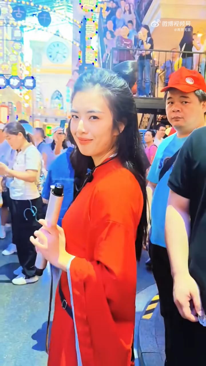 外表酷似王祖贤的刘文迪在佛山广东千古情景区出现成为网络话题。微博@再赏无言