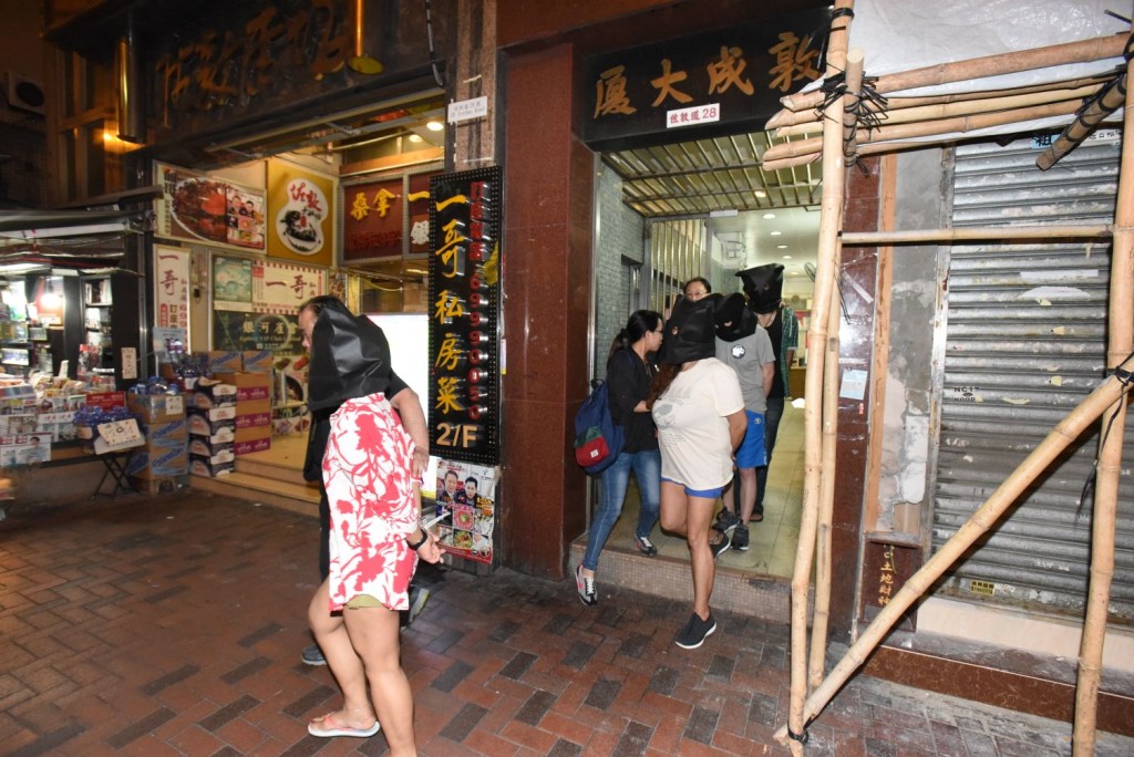 昨晚八時三十分,反三合會行動組人員率先行動。