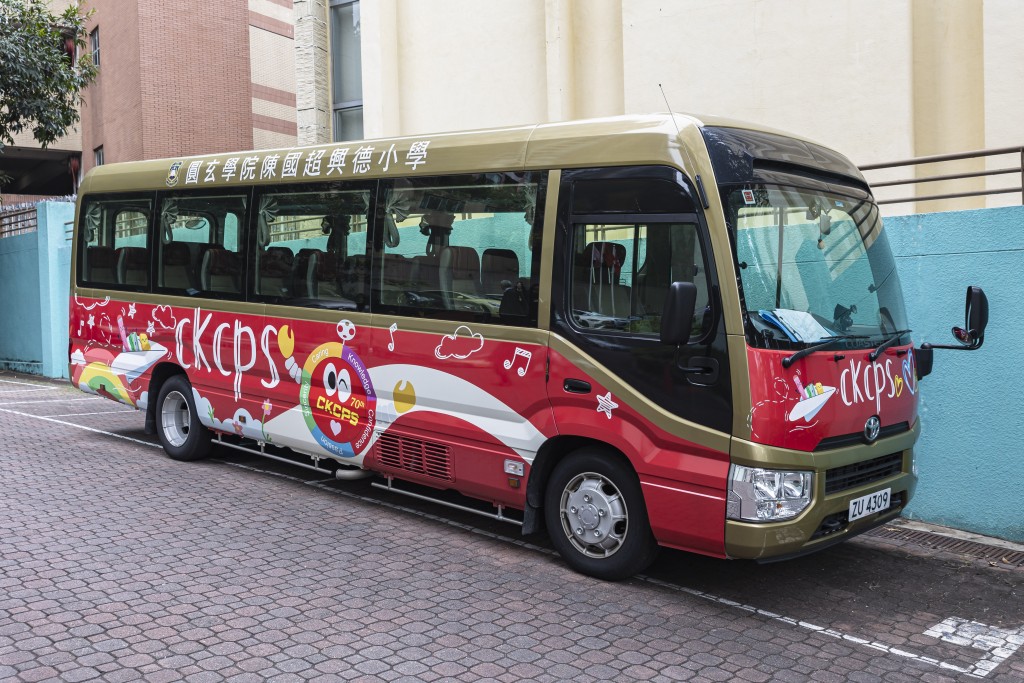 小露宝校巴由学校斥资自置,让学生外出比赛时有专车接送。(图:霍楚晖) 小露宝校巴由学校斥资自置,让学生外出比赛时有专车接送。(图:霍楚晖)