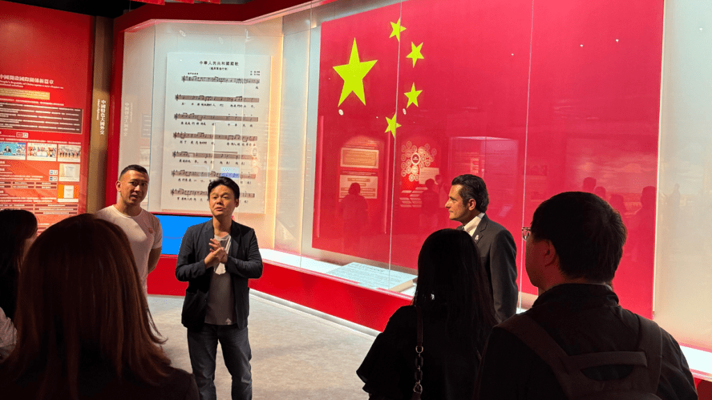 展廳內展出的一幅巨型國旗,是《香港國安法》通過當日在天安門升起的國旗。(關浩洋提供相片) 展廳內展出的一幅巨型國旗,是《香港國安法》通過當日在天安門升起的國旗。(關浩洋提供相片)