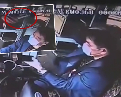 巴士司機煞車令乘客站不隱，被「爆樽」報復，疑犯竟是一名小學教師。 