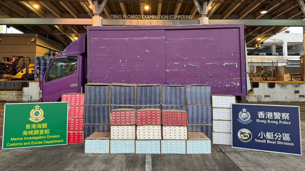 水警海關大潭打擊走私 截獲270萬元私煙。警方圖片