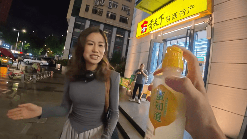 「20元麻辣燙」引爆辱華風波,英網紅偷拍約會西安女教師。 「20元麻辣燙」引爆辱華風波,英網紅偷拍約會西安女教師。
