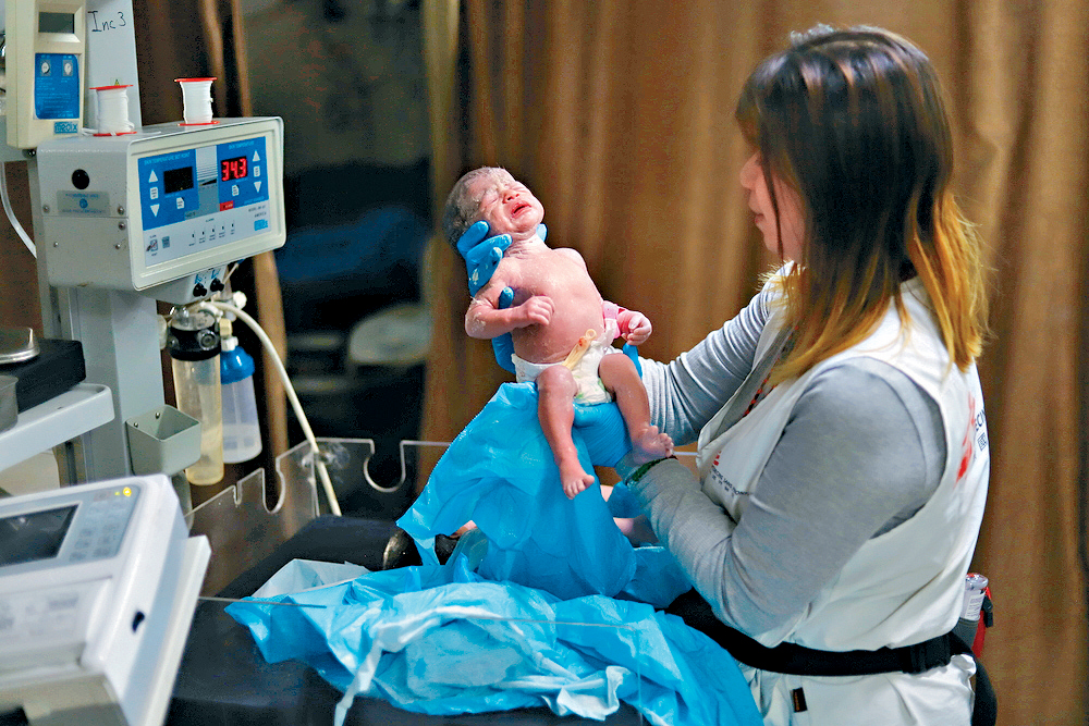 蘇衍霈三赴加沙參與人道救援,照片為她接生初生嬰兒,由因空襲而亡的戰地攝影師Mariam Abu Dagga拍攝。