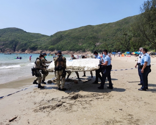 警員將碎片移上水警快艇,運到水警基地。