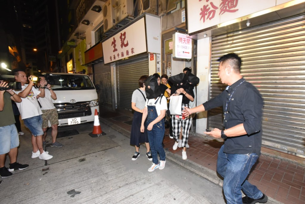 警方拘捕4名女子