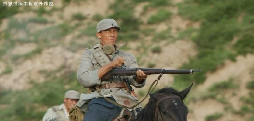 其中一场骑马开枪戏,不慎有异物弹入眼及伤脸。
