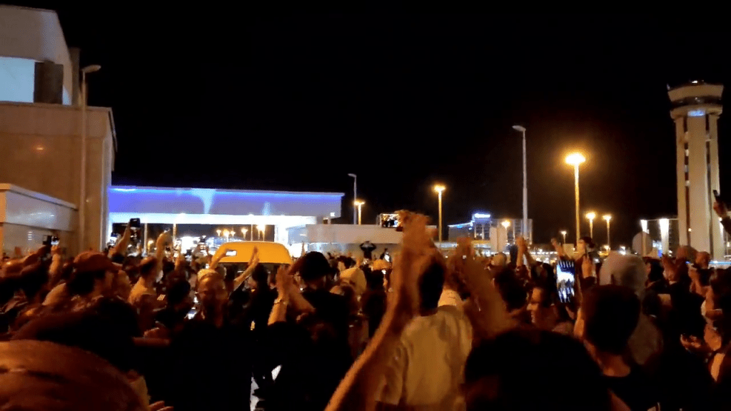 雷卡比在德黑兰机场再度露面时，许多支持者向她鼓掌喝采，并高叫「雷卡比是女英雄」。