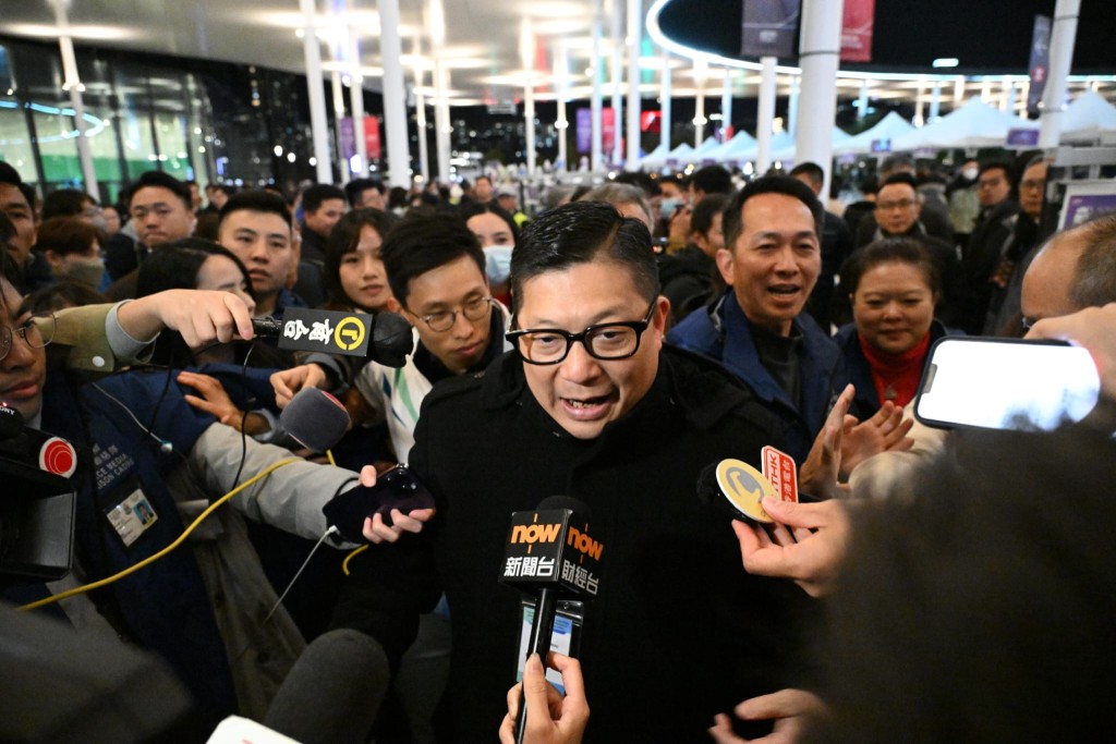 啟德體育園測試賽,保安局局長鄧炳強到場視察。蘇正謙攝 啟德體育園測試賽,保安局局長鄧炳強到場視察。蘇正謙攝
