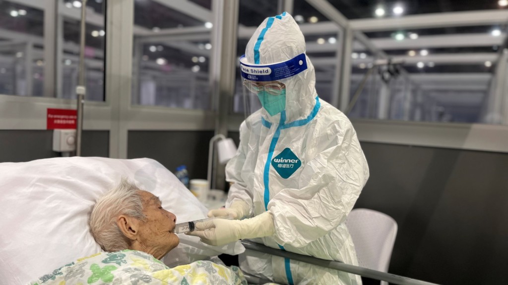 內地援港醫療隊中，有不少在內地均有治療及照顧新冠病人的經驗。