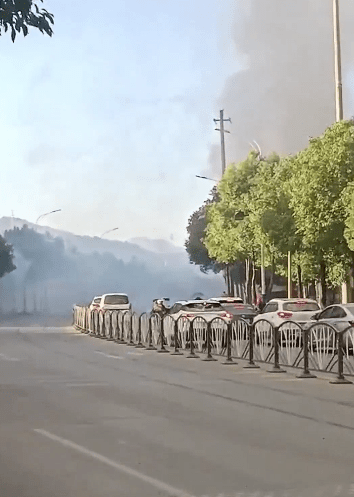 爆炸現場濃煙滾滾。