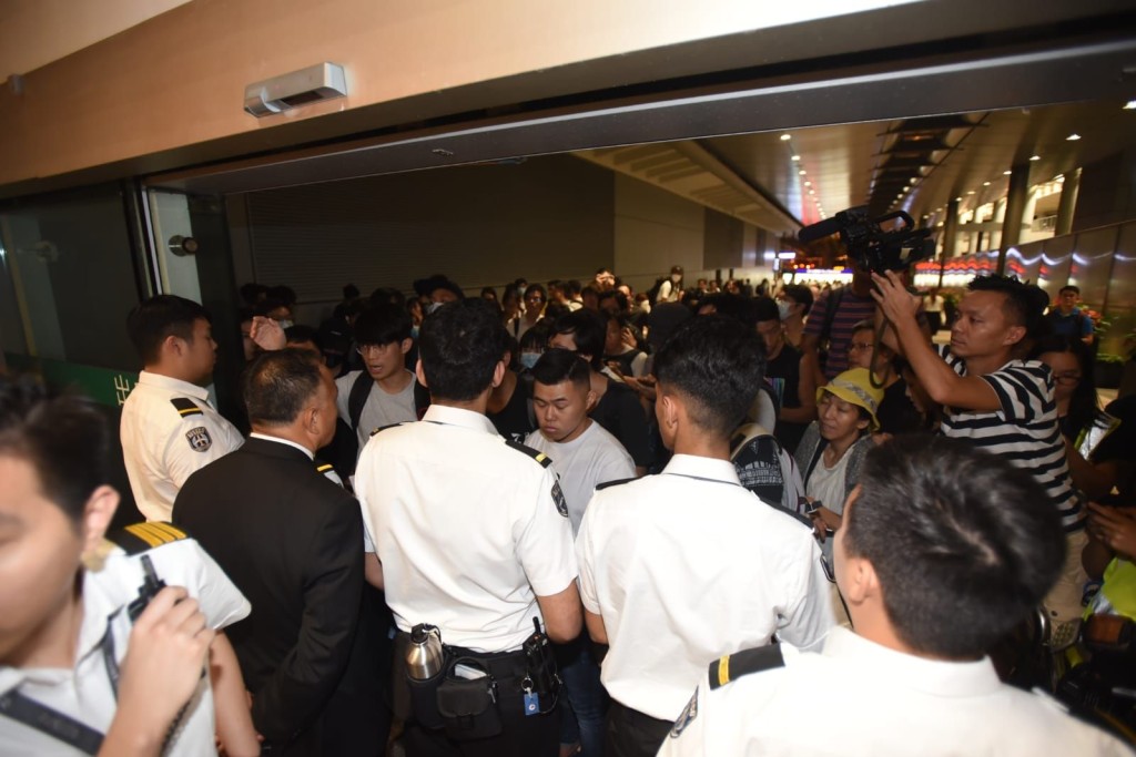 市民在巴士站通道與保安人員理論。