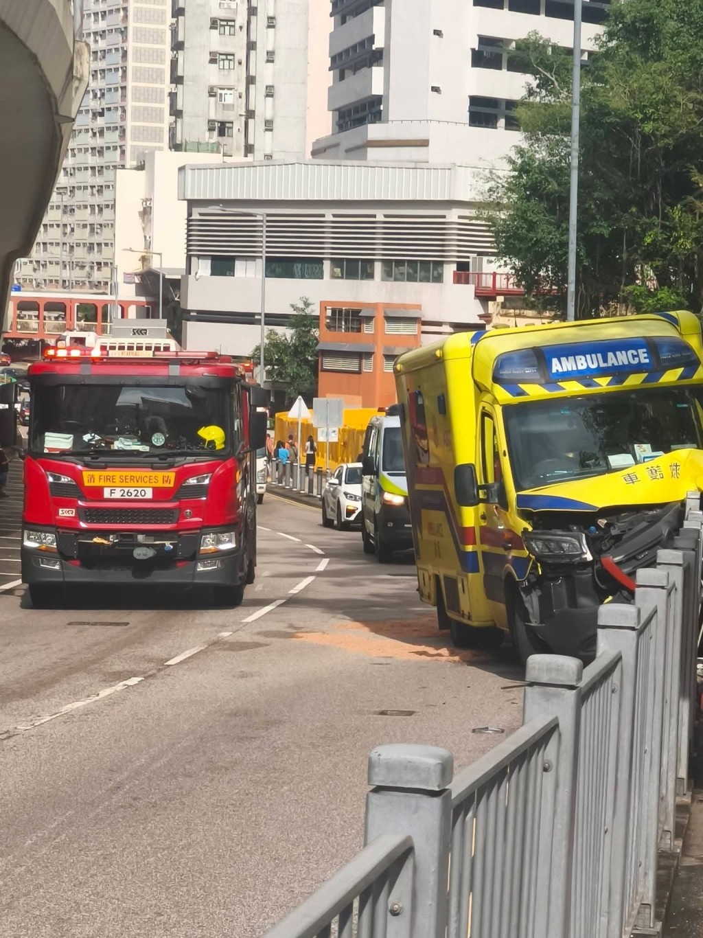 救護車車頭撞毀。網上圖片 救護車車頭撞毀。網上圖片
