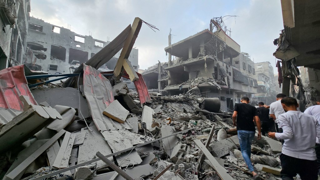 加沙无数建筑物遭以色列空袭击中。（路透社）