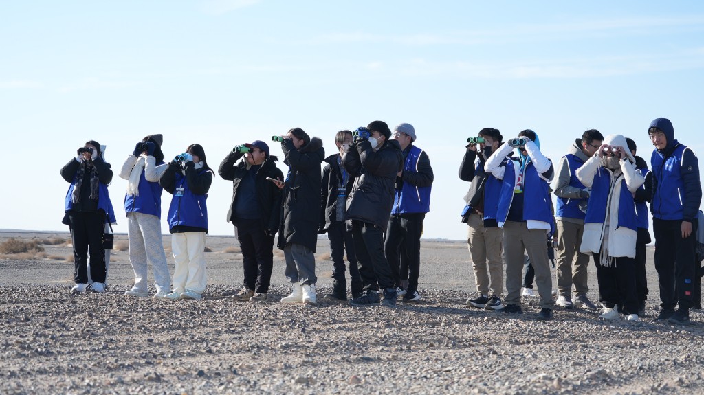 參團學生們等待「締造未來」號火箭發射。馬會圖片