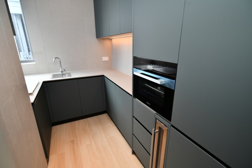 廚房以黑色為主調，設U形工作枱。（29樓A室）