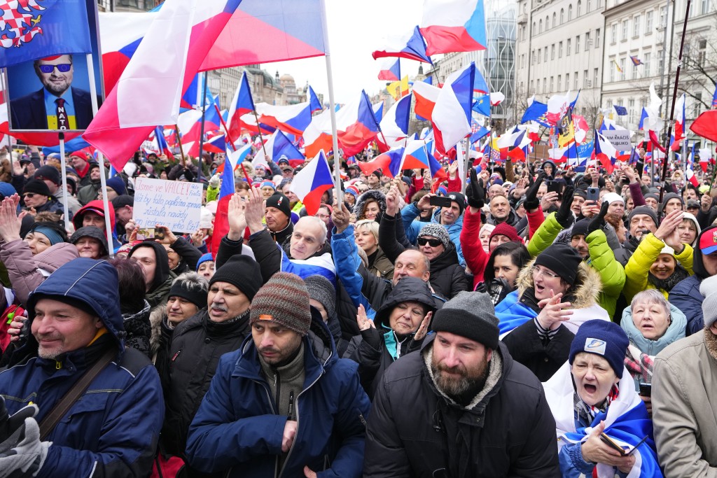 示威者手持捷克國旗。路透社