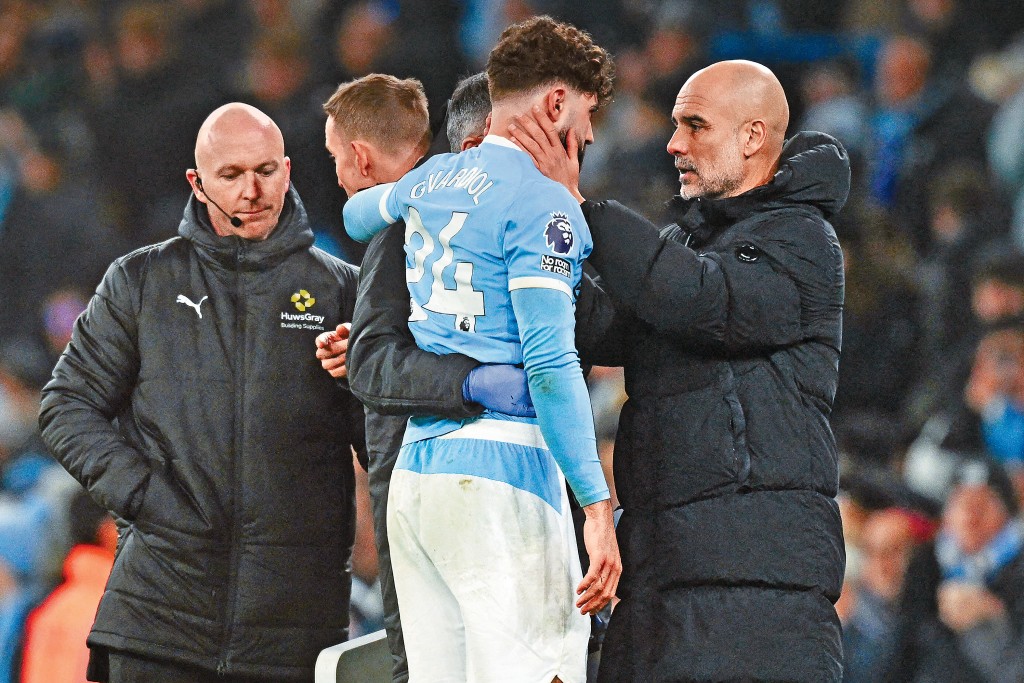 加華度爾（中）於下半場初段傷出。