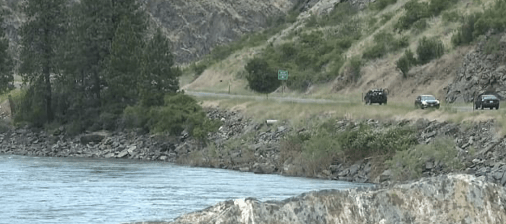 車子墮進薩蒙河（Salmon River）裡，4人全部喪命。