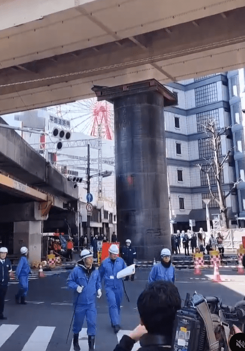 日本大阪梅田地區一根高達18米的巨型鋼管突然破土而出。(Threads@paulplaypc)