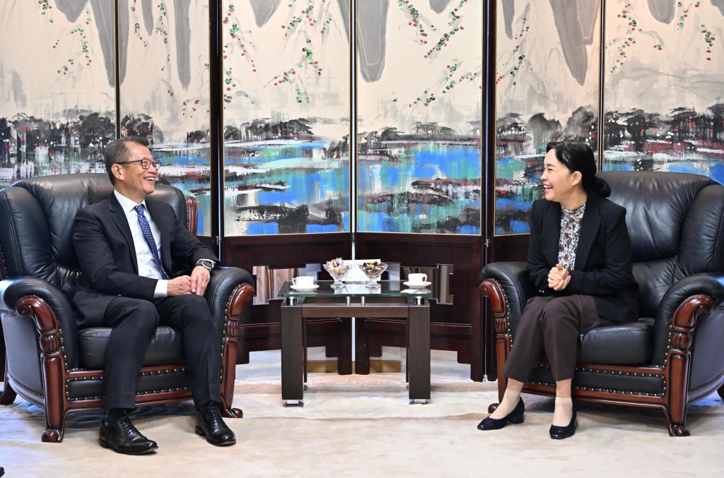陳茂波（左）與中國駐德國大使館公使曾穎如（右）會面。政府新聞處